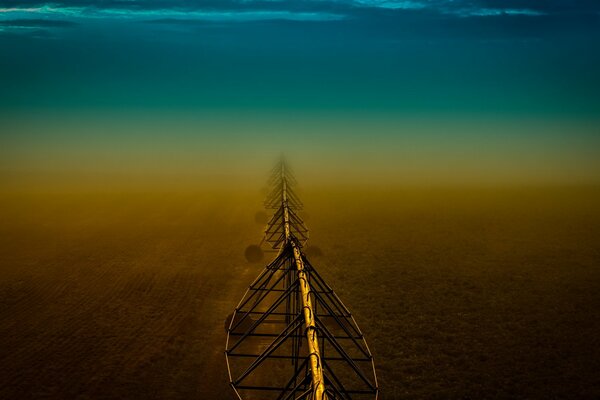 Champ de nuit dans le brouillard