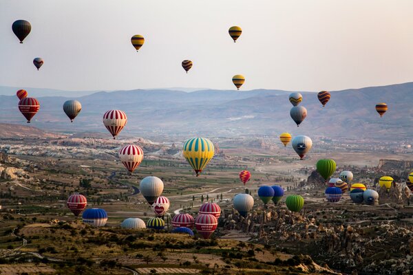 Viele Ballons über dem grünen Tal