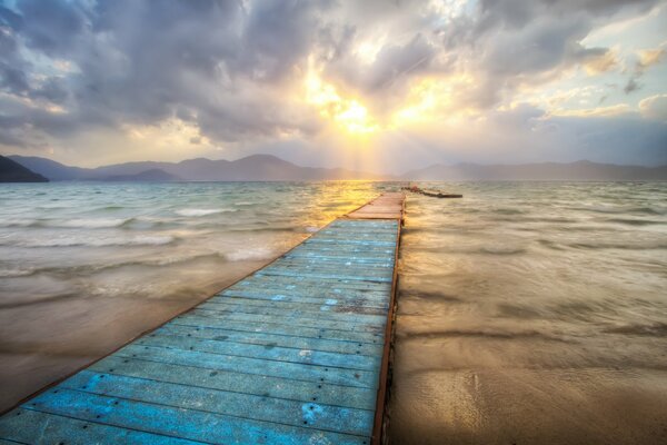 Aguas poco profundas del mar y un puente que se extiende más allá del horizonte