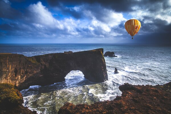 Il fotografo andrés nieto porras cattura un pallone sulle rocce nell oceano