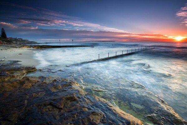 Bellissimo tramonto sul mare. Onde