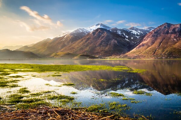 Paisaje italiano con lago y montañas