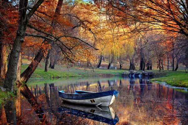 Ein vergessenes Boot im Herbstteich