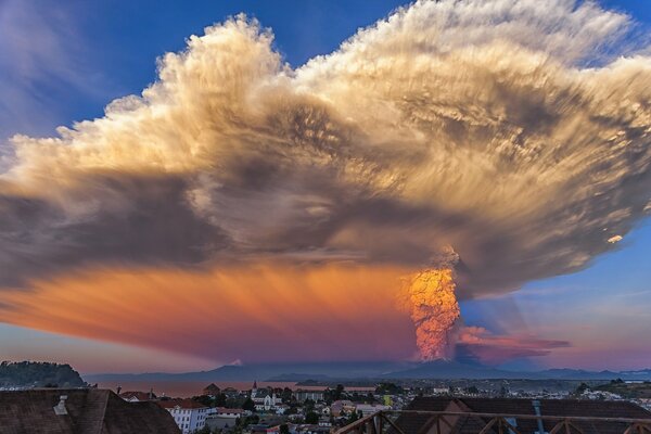 Majestätische Wolken über einer kleinen Stadt