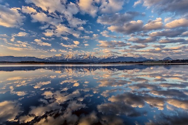 Many clouds are reflected in the lake