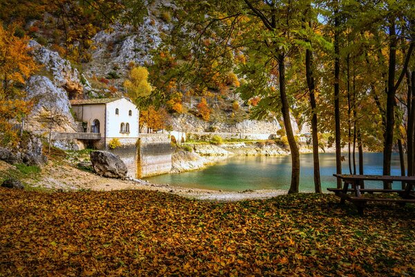 Landschaft mit Haus und Bank