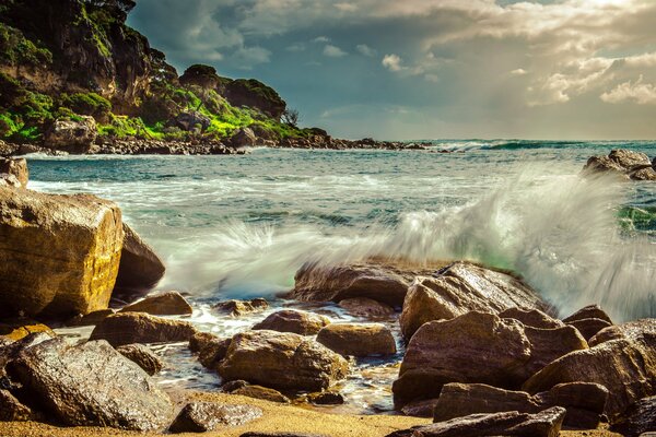 Les vagues de l océan se brisent sur le rivage rocheux