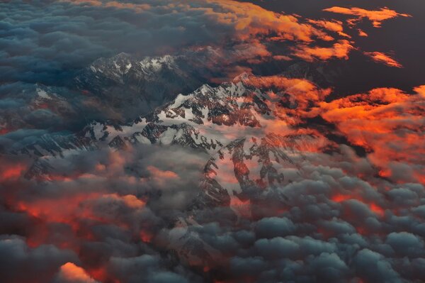 Matin nuageux dans les Alpes