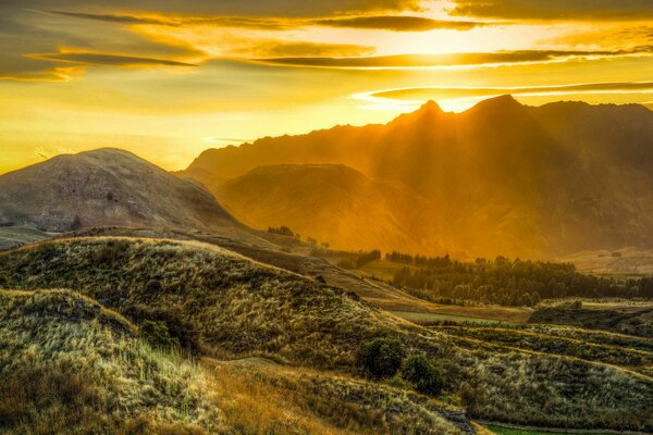 Ciel jaune sur les montagnes pittoresques