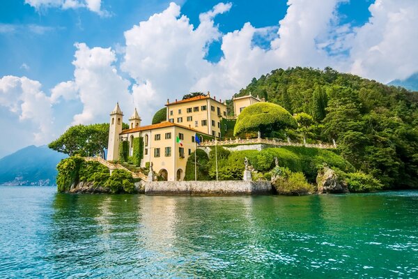 Isola verde con un castello vicino all acqua