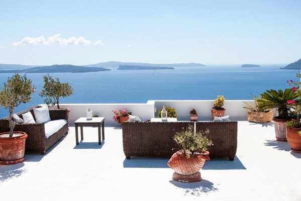 Vista desde el balcón al mar en Santorini