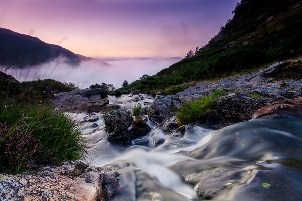 Naturlandschaft Nebel, Berge Steine Bach