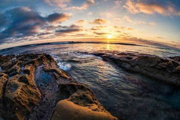 California, Pacifico. Dalla costa si vede il tramonto all orizzonte