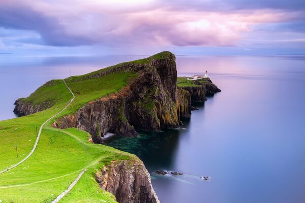 Skye Island vor dem Hintergrund des glatten Meeres