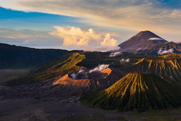 Volcans à l aube sur l île de Java