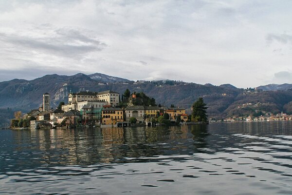 Atemberaubende Aussicht auf die Insel San Giulio