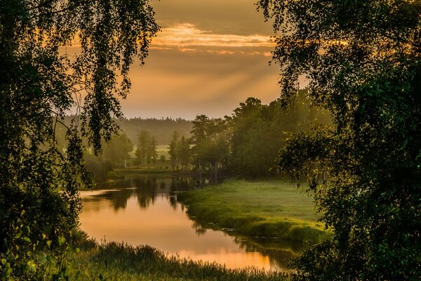 Sanfter Sonnenuntergang am Flussufer