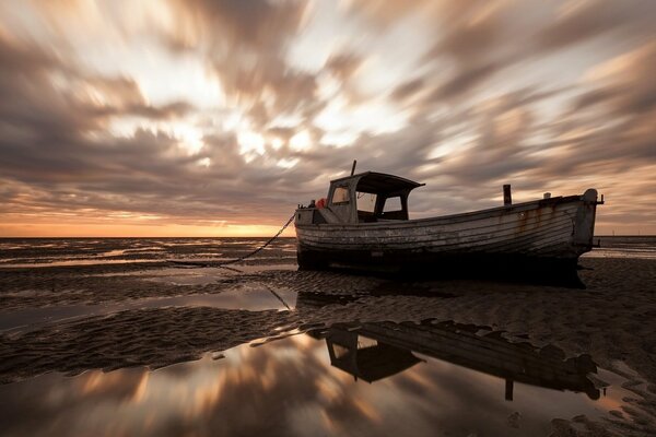 Bateau sur une broche de sable