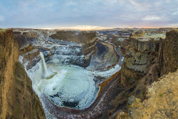 Affascinante Canyon e nuvole lattiginose