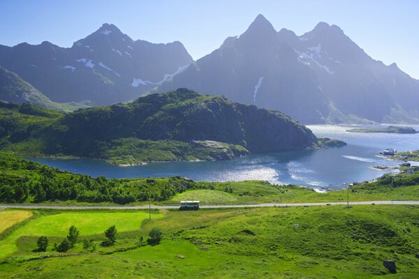 Montañas noruegas, lagos y vegetación