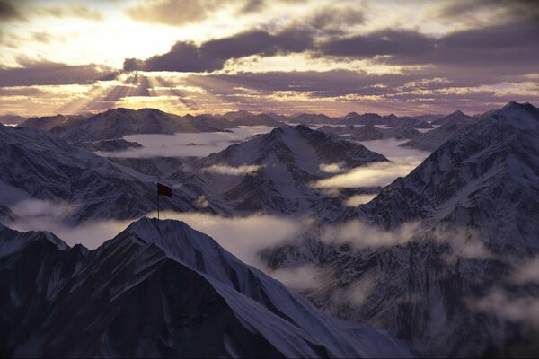 Image où est représenté le ciel brouillard montagne