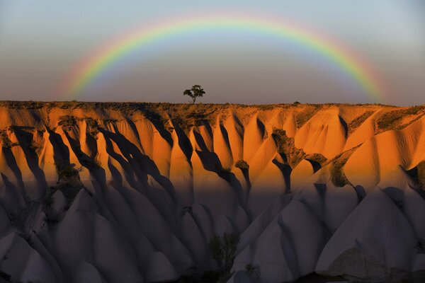 Regenbogen in den Bergen bei Sonnenuntergang