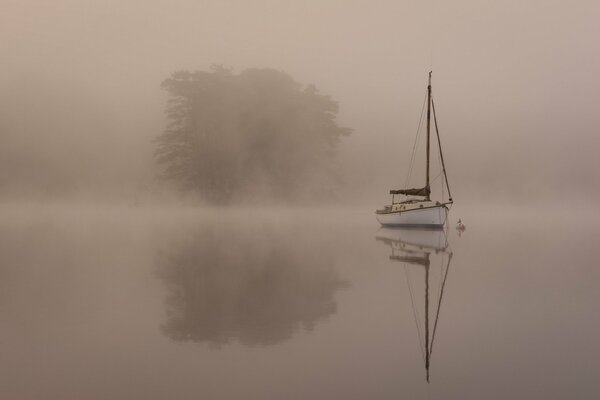 Yacht im Nebel des morgendlichen Sees