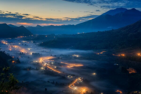 Strade luminose di Bali in montagna