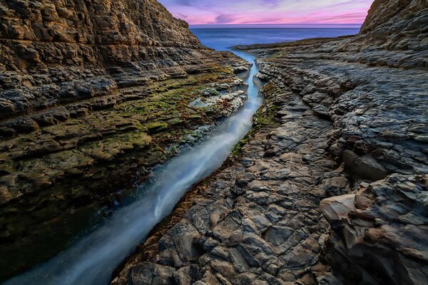 L eau coule sur une fissure dans la roche