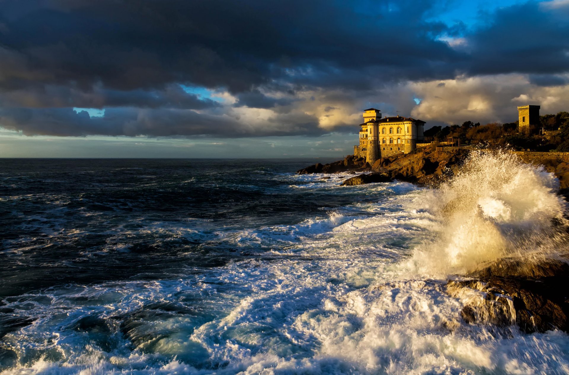 italia mare onde rocce castello nuvole