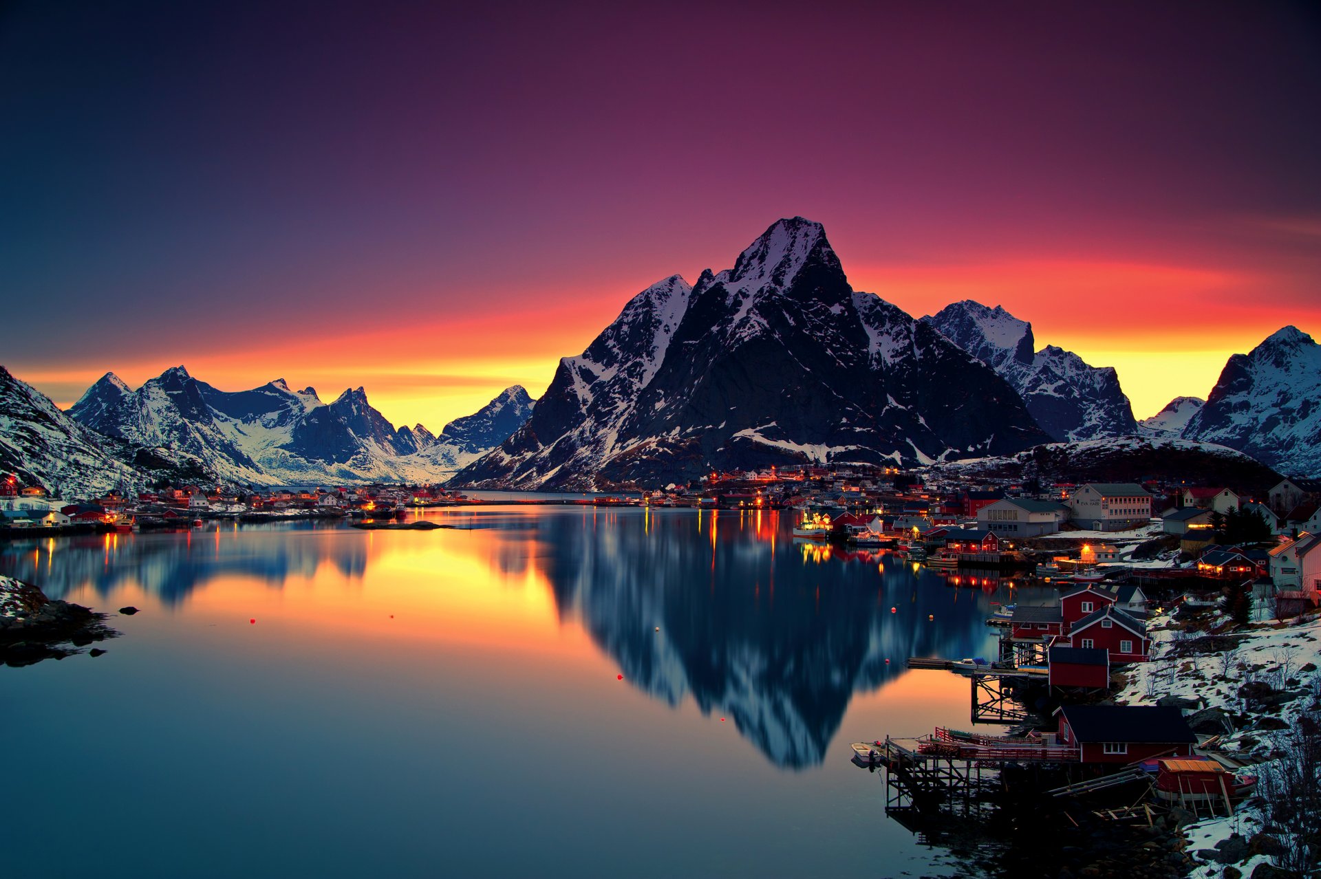 norwegen lofoten berge see häuser schnee winter nacht lichter himmel morgendämmerung