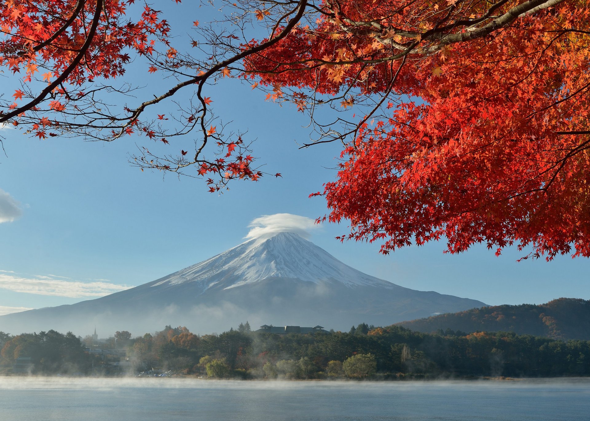 japonia góra fujiyama niebo jezioro drzewa liście jesień