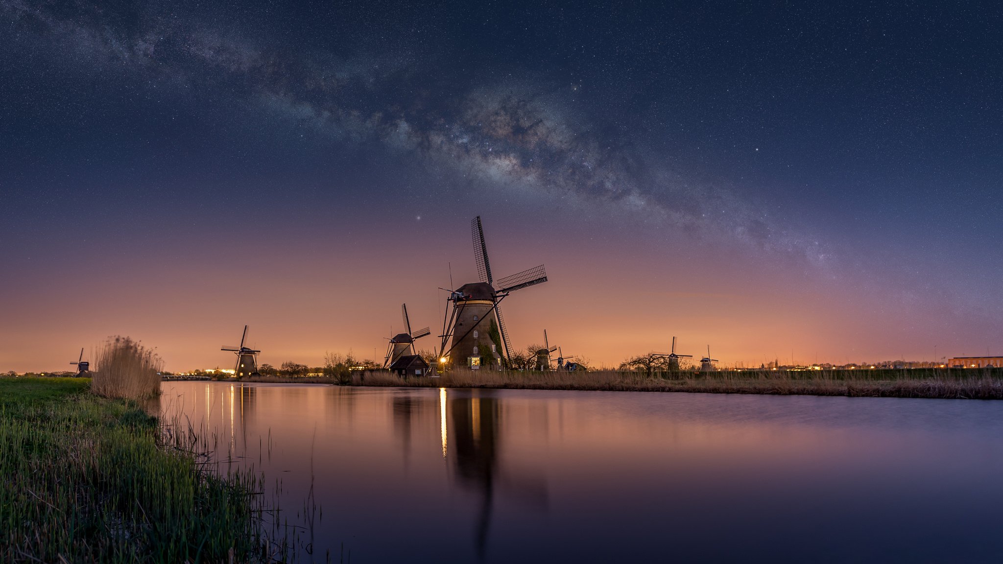 países bajos noche cielo estrellas vía láctea molinos de viento canal río agua