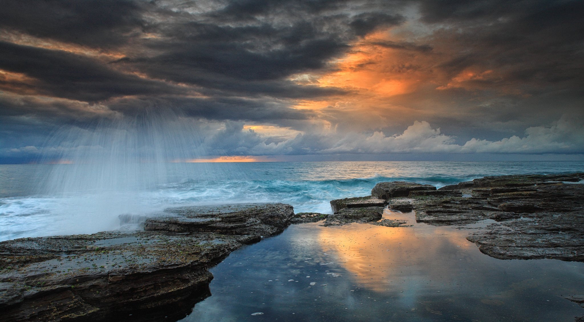 paesaggio alba pietre riva onde cielo nuvole