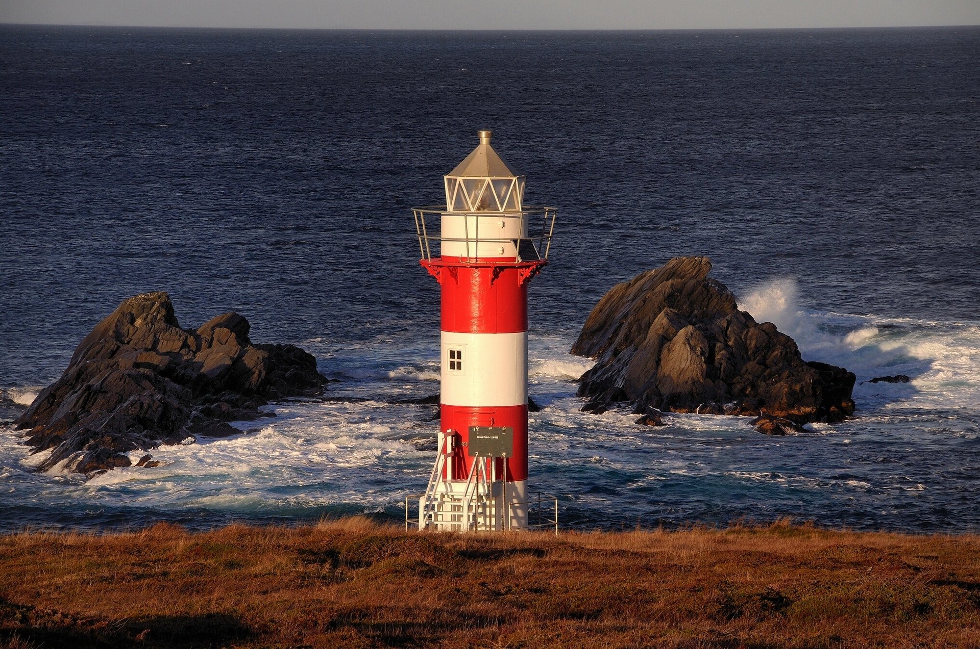 green point lighthouse port de grave nowa fundlandia i labrador kanada ocean atlantycki latarnia morska wybrzeże klify