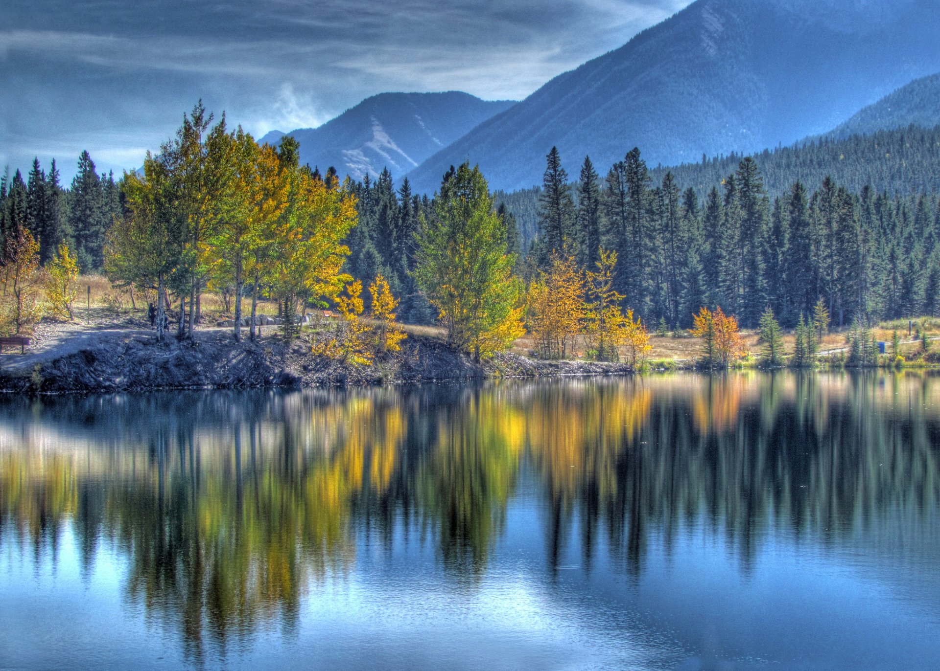 canmore alberta kanada himmel berge see bäume herbst reflexion