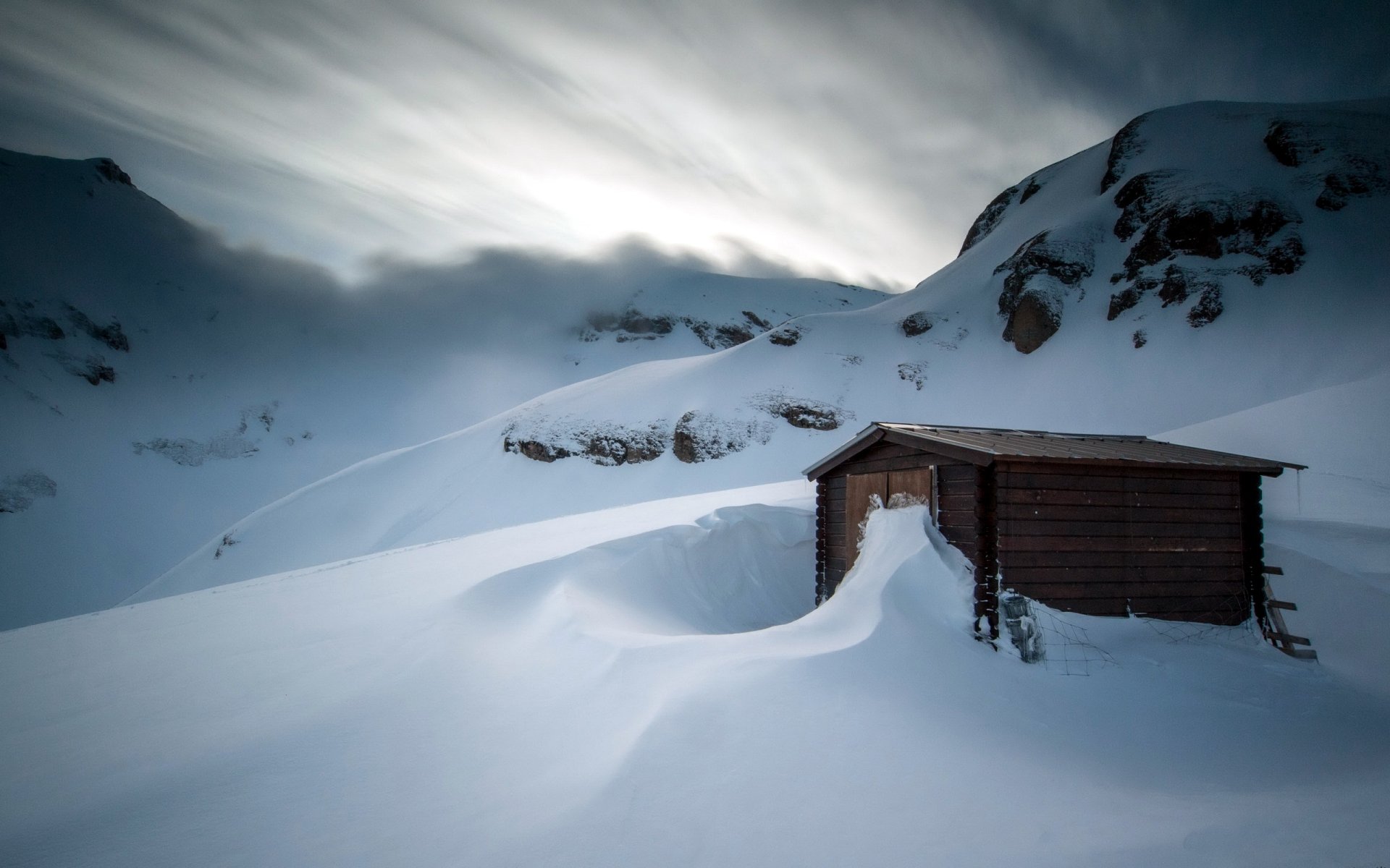 montañas casa nieve paisaje