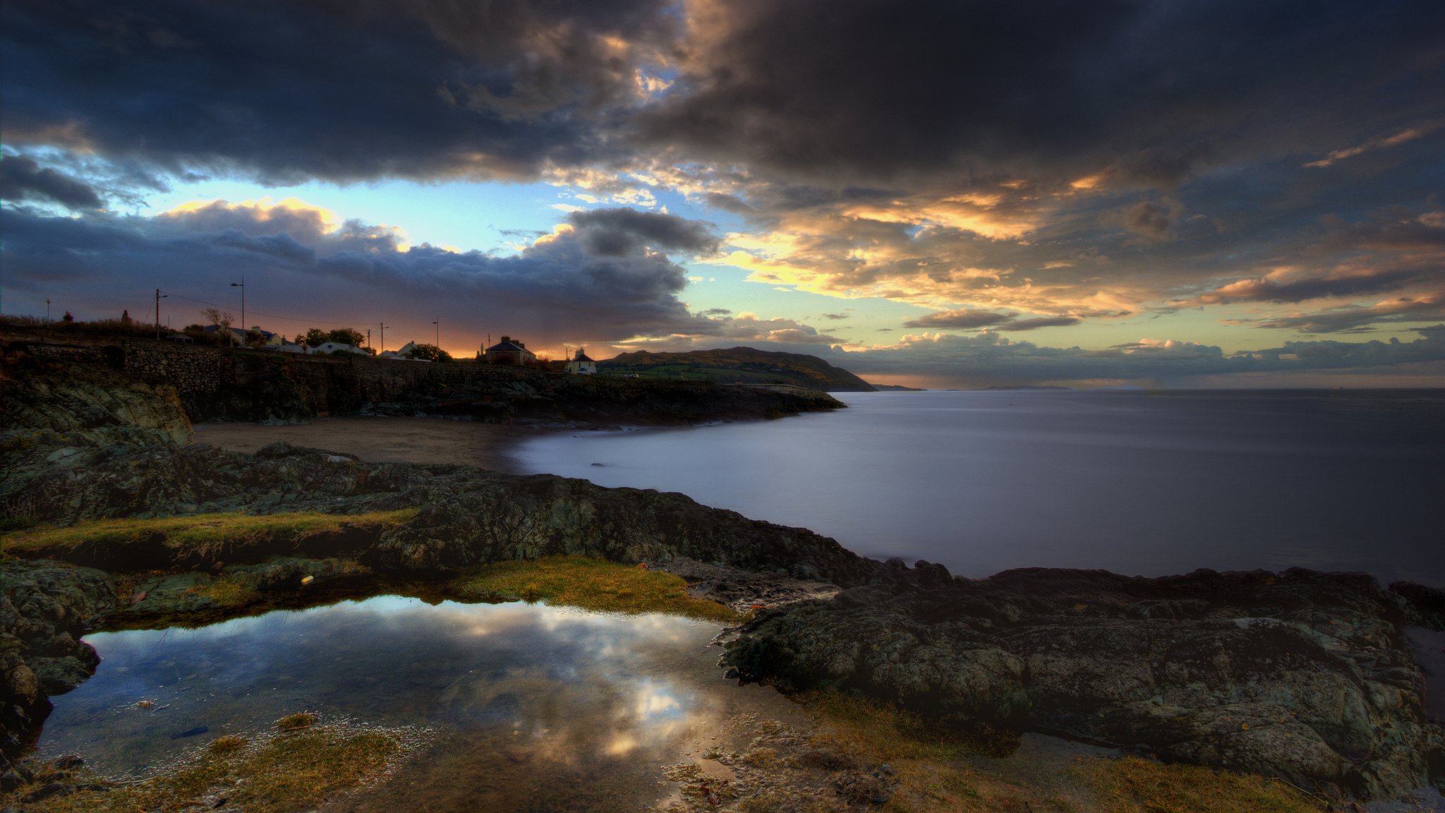 mer côte village coucher de soleil soir nuages