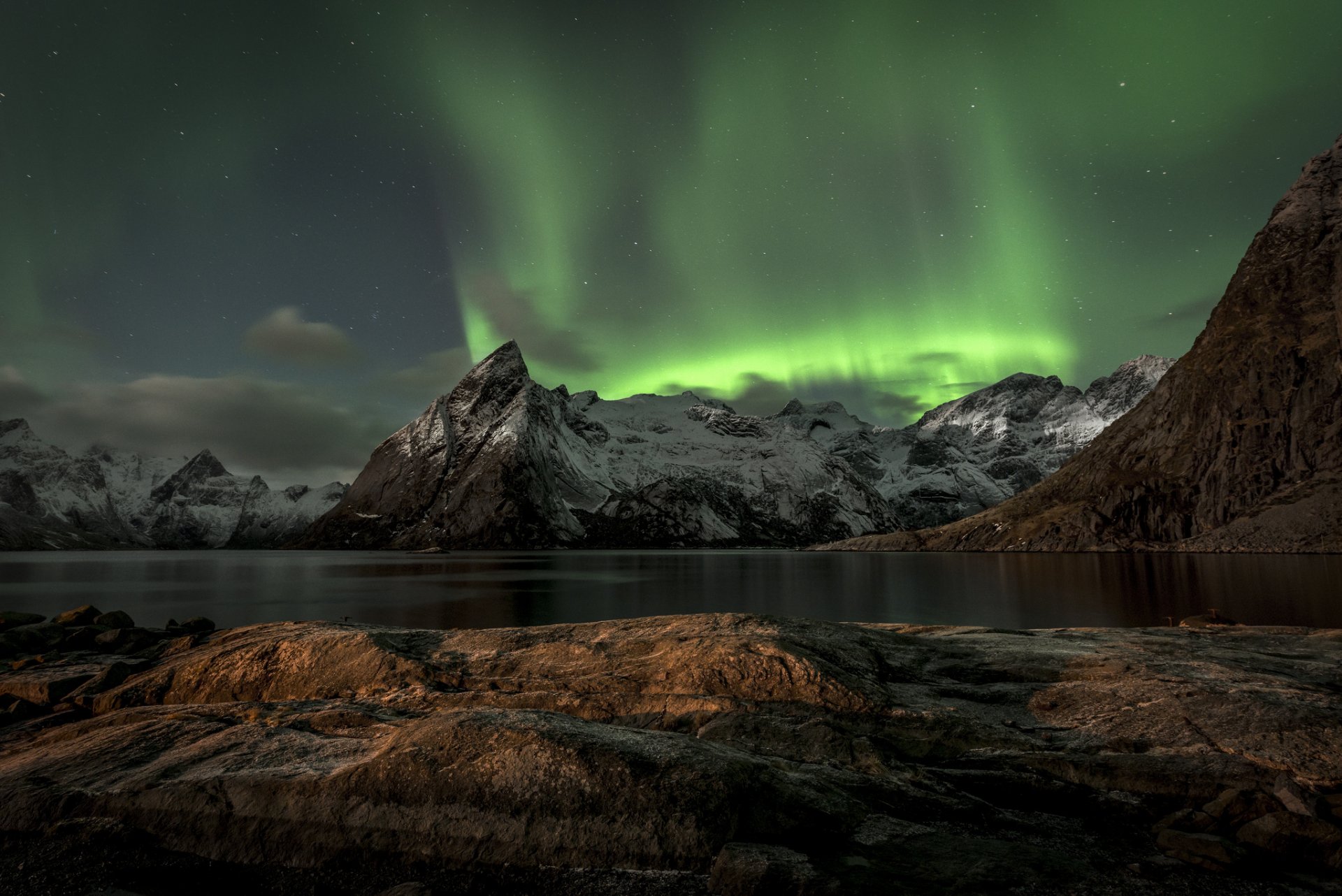 aurore montagnes lofoten norvège îles lofoten