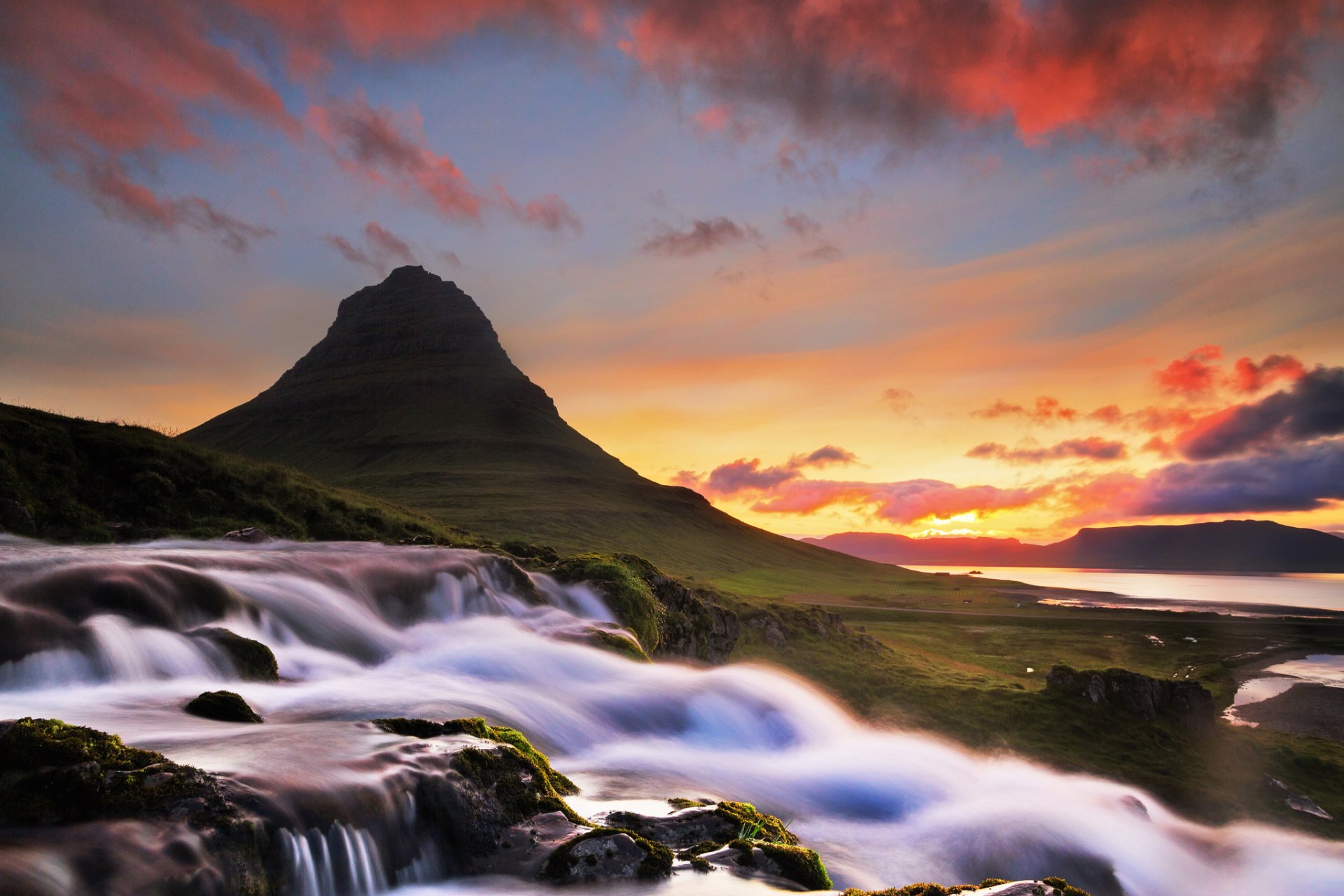 islandia kirkjufel montaña río cascada mañana amanecer nubes