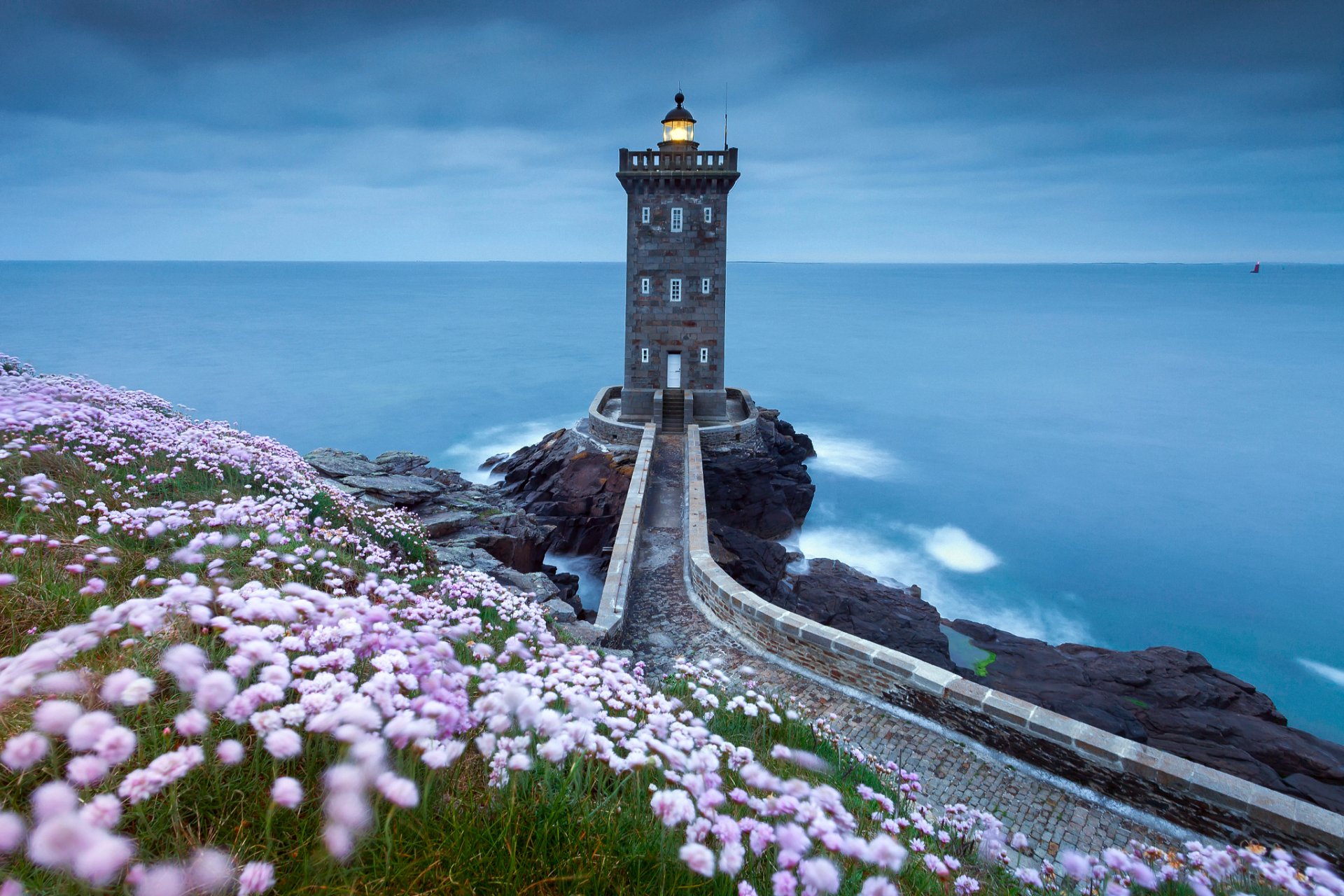 mer phare rochers côte fleurs