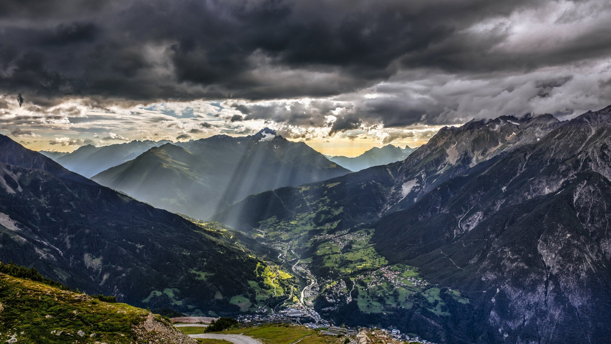 torsten muehlbache alpes bleu sombre europe vert paysage montagne nature rouge soleil coucher de soleil orage nuages rayons montagnes route ville ciel hd