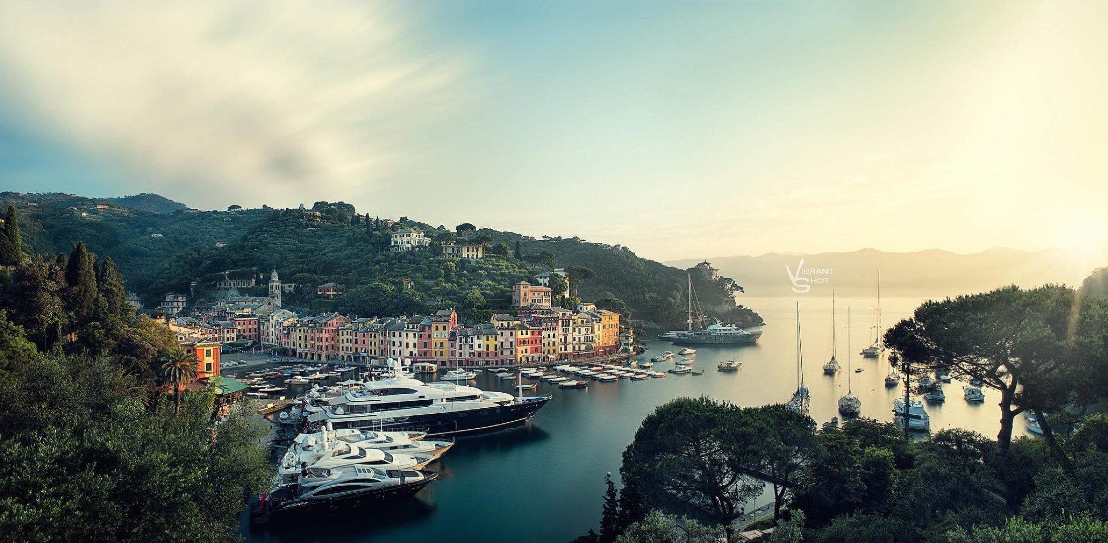 michael woloszynowicz photographe collines verdure port yacht matin aube