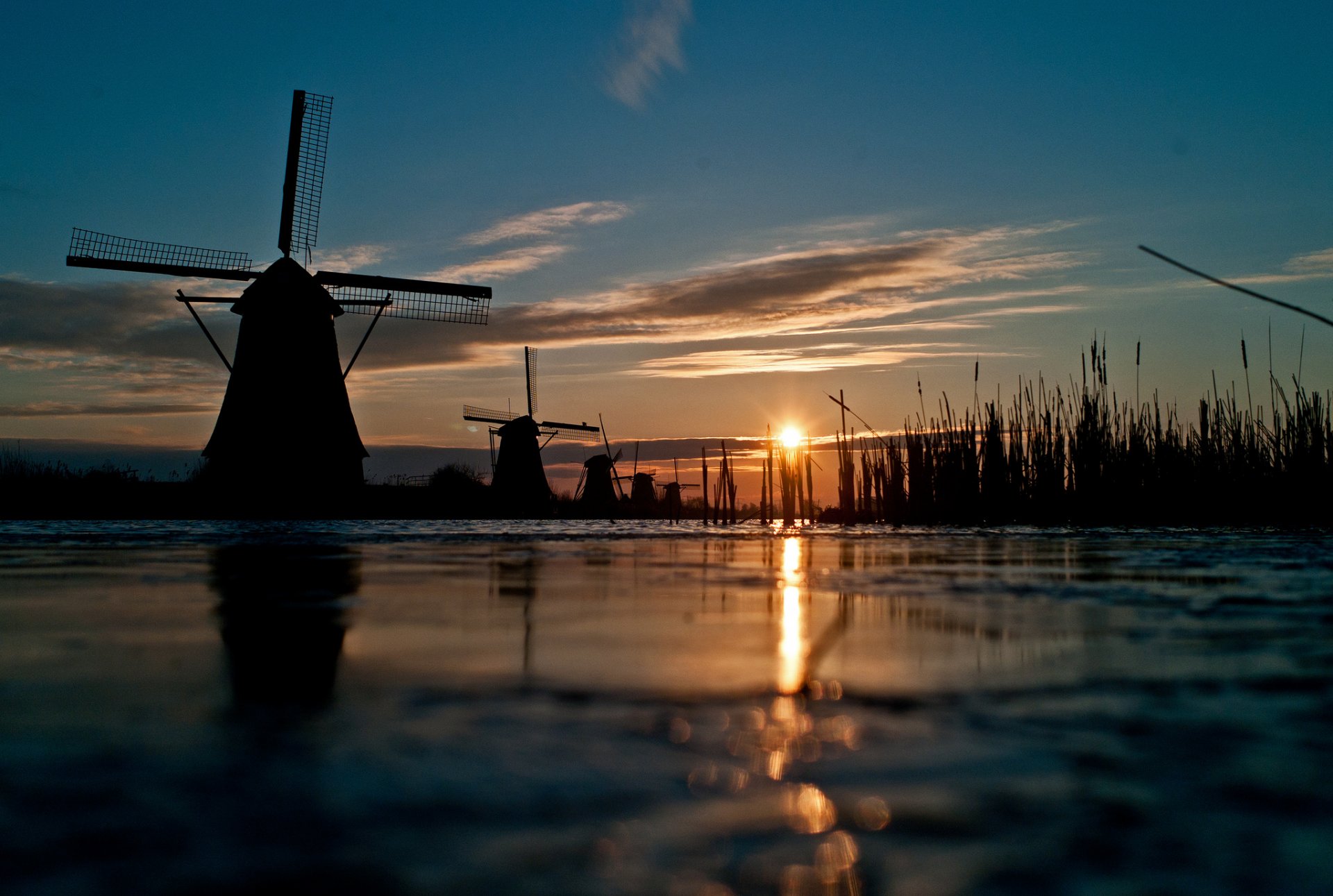 ciel soleil coucher de soleil canal rivière herbe moulin à vent