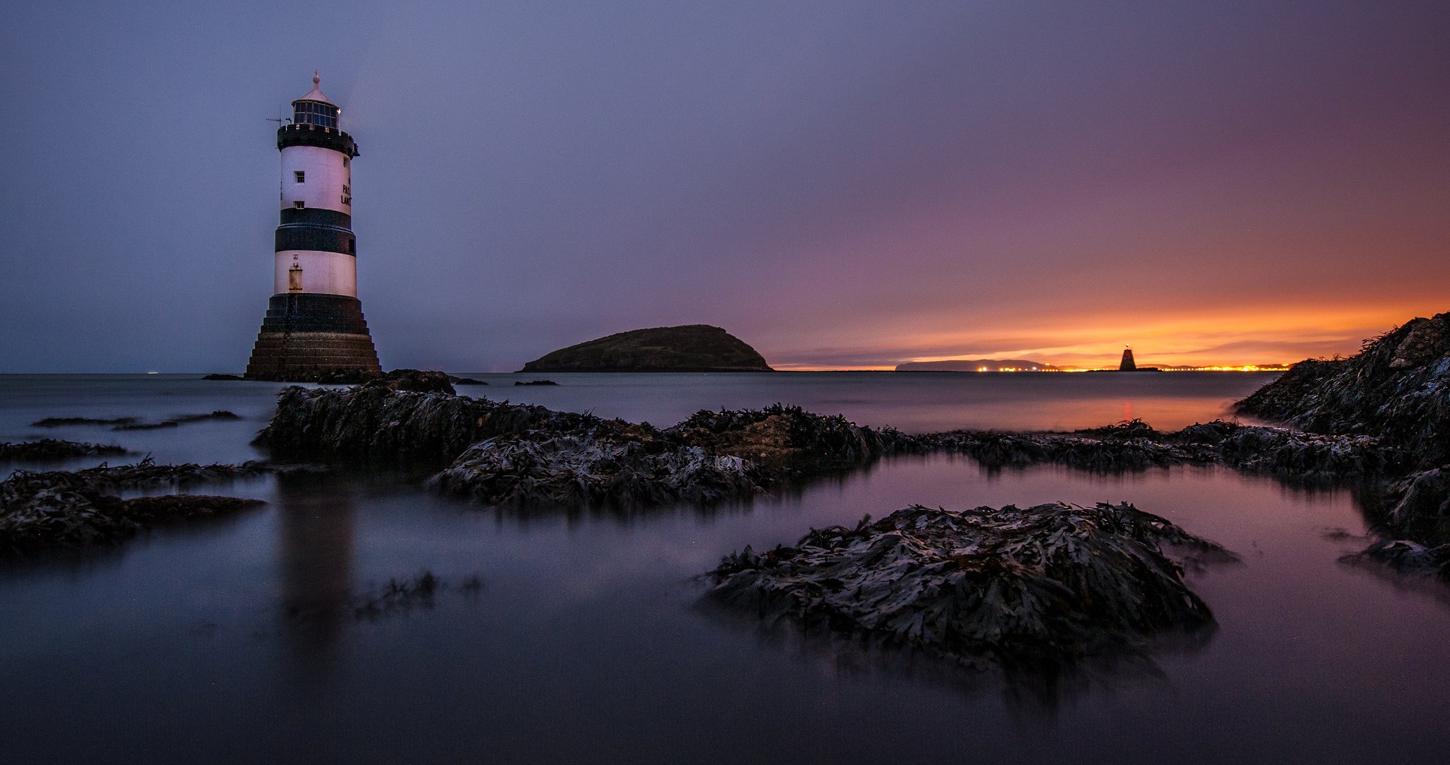 penmon faro punto negro angelsey costa faro rocas mar