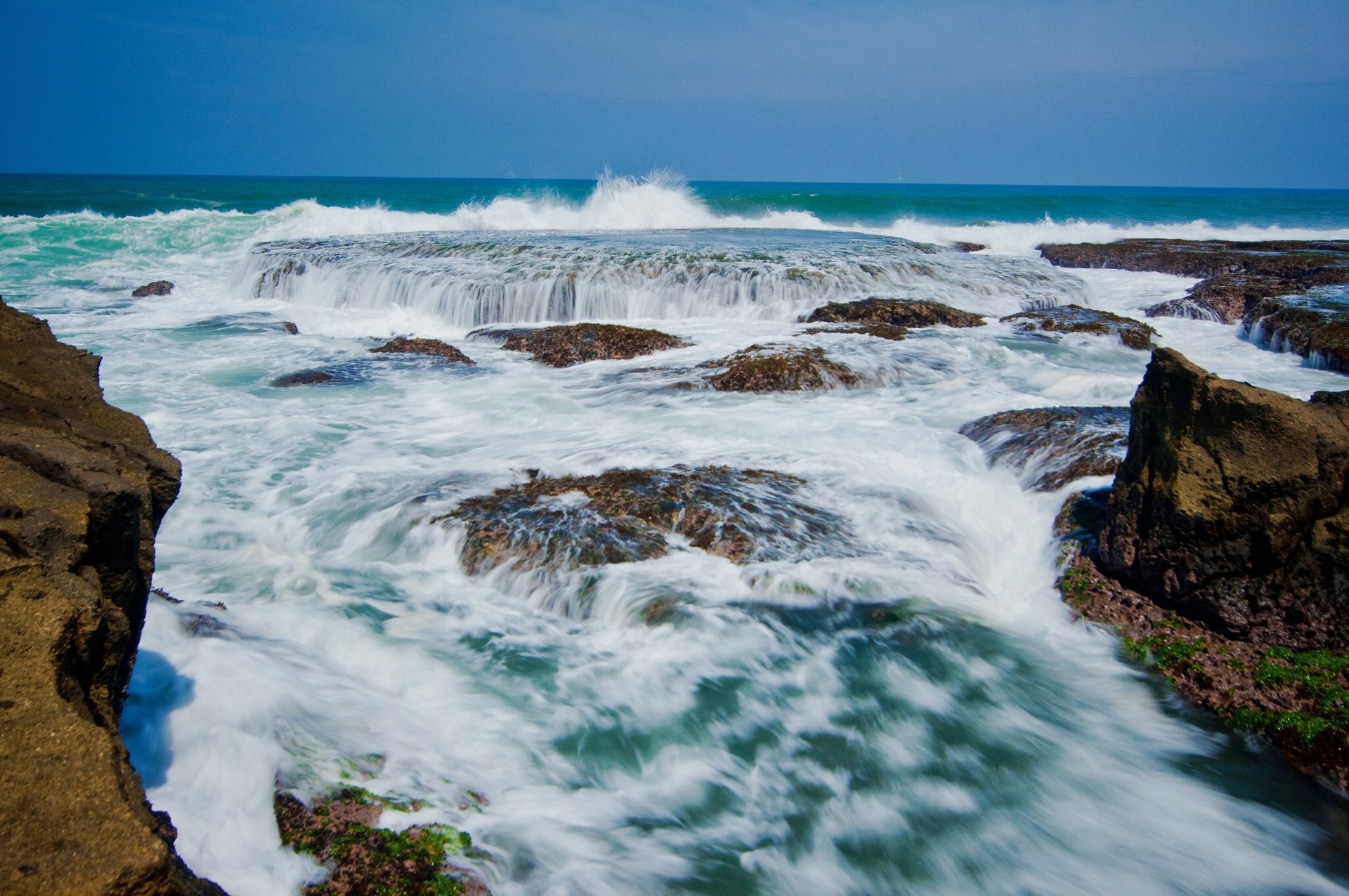 awarna playa java occidental indonesia océano índico java piedras surf costa