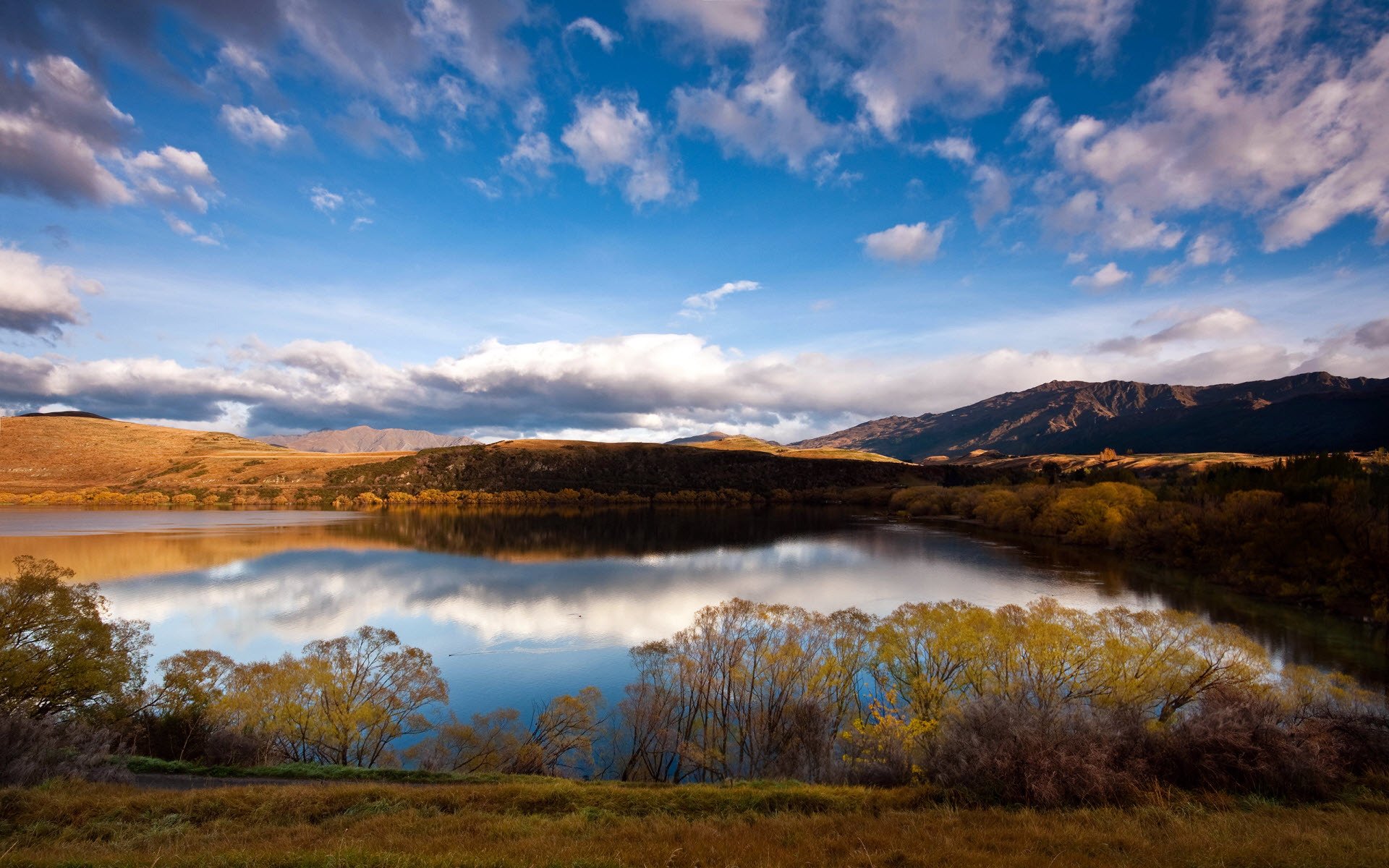 otoño día lago montañas cielo nubes arbustos hierba