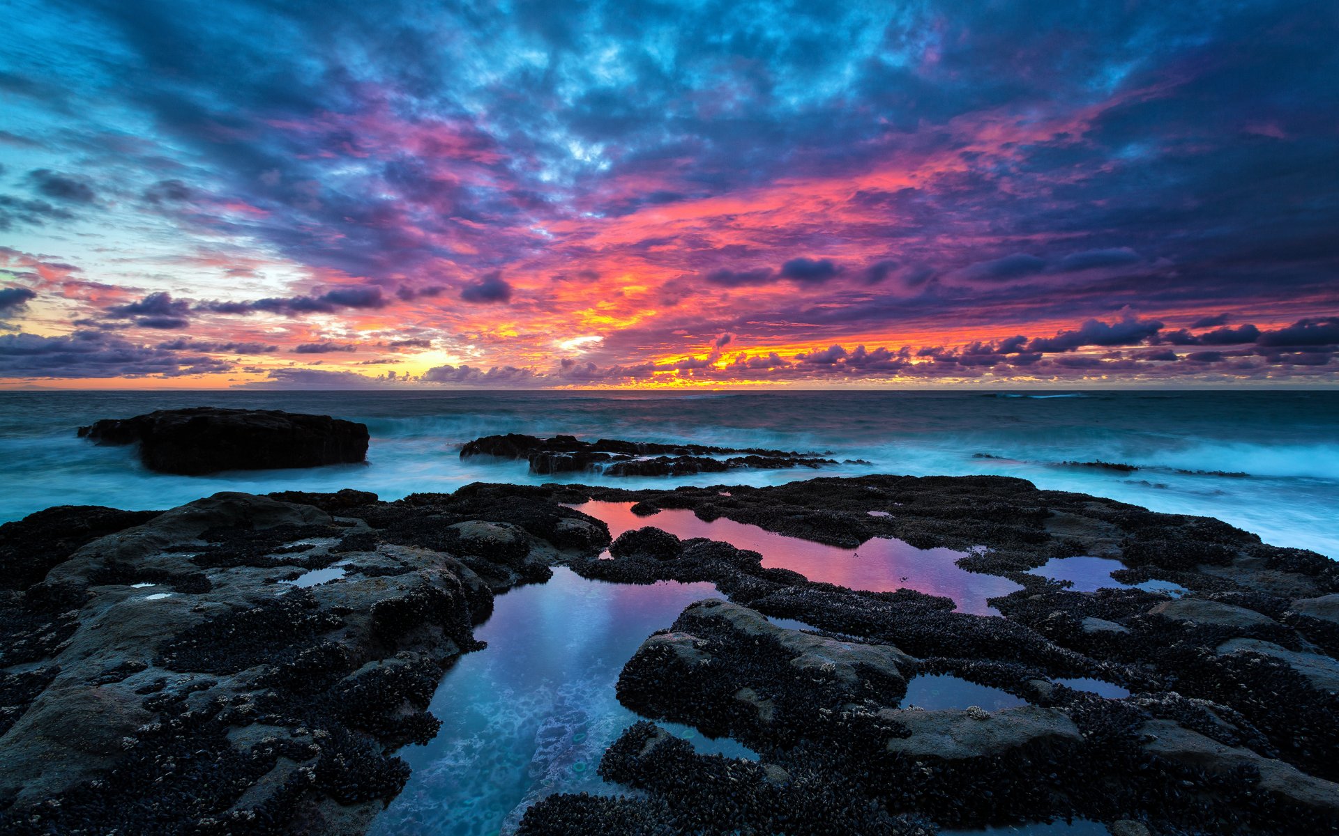 costa piedras agua cielo nubes horizonte