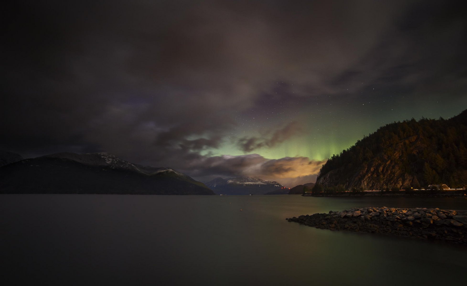 aurora boreale notte cielo stelle montagne lago fiume