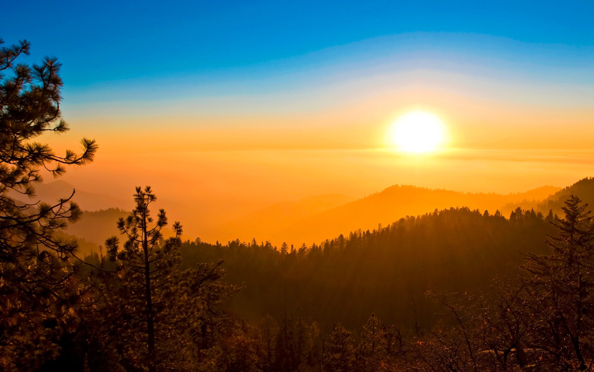 cielo nuvole tramonto sole raggi bagliore montagne alberi